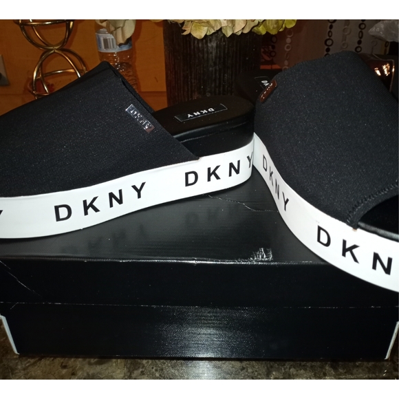 DKNY CARLI SLIDE SANDAL 🆕 - Picture 7 of 10